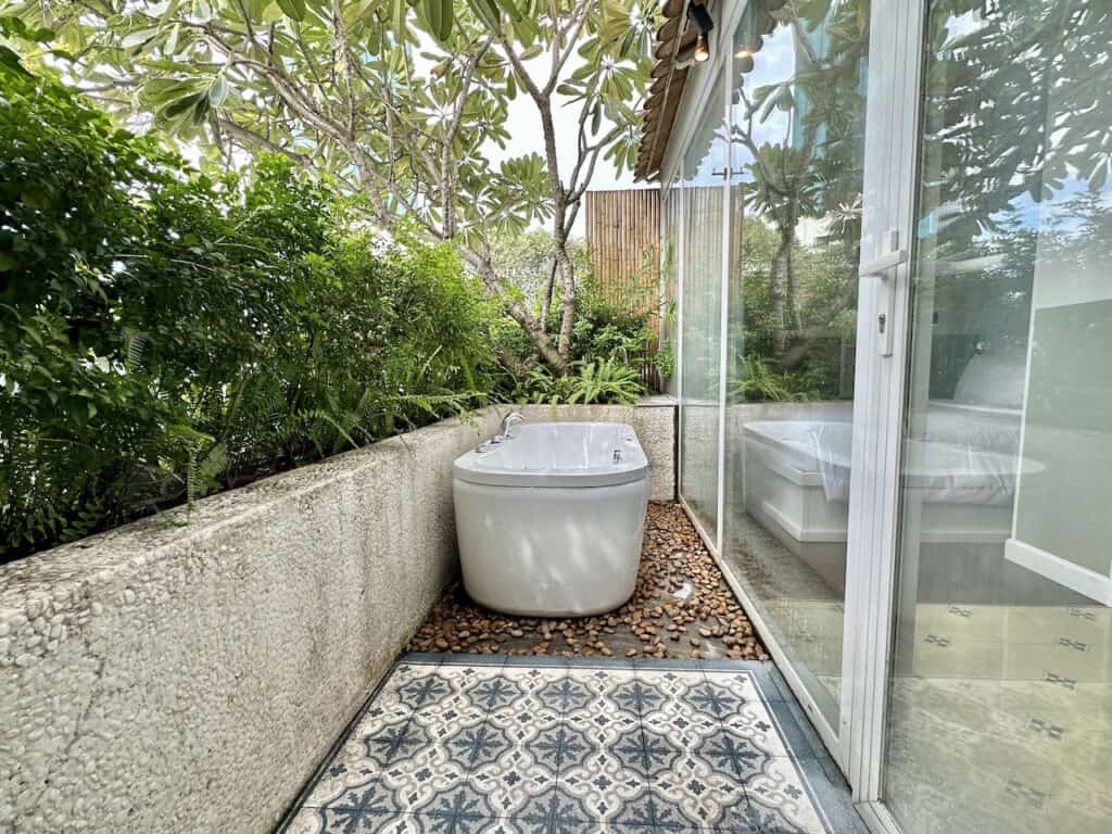 balcony with tub