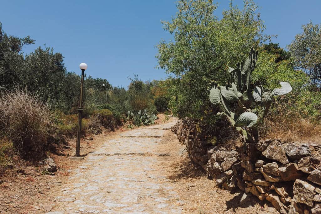 The path from Loutraki to Glossa